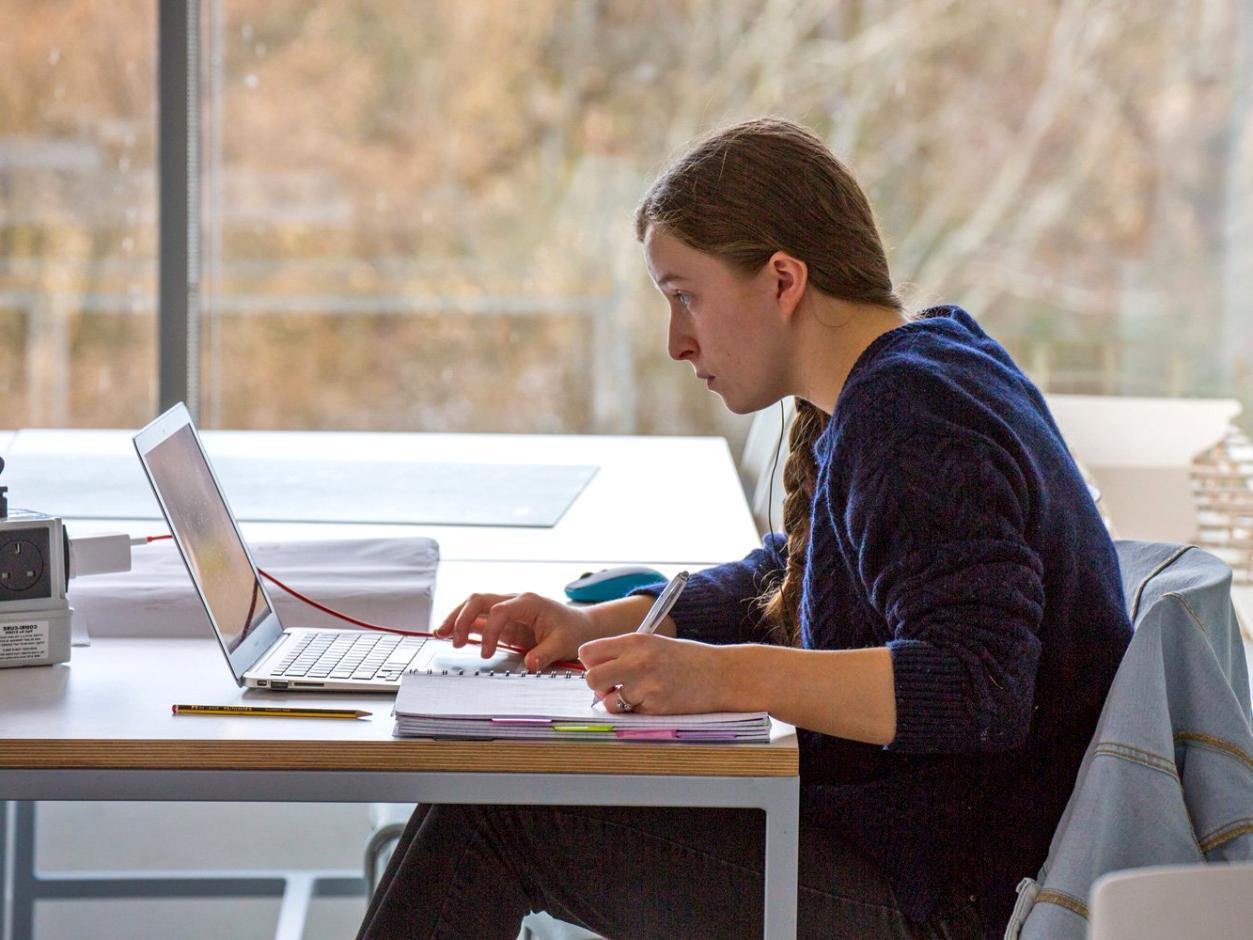 Students engaging in an online journalism webinar session