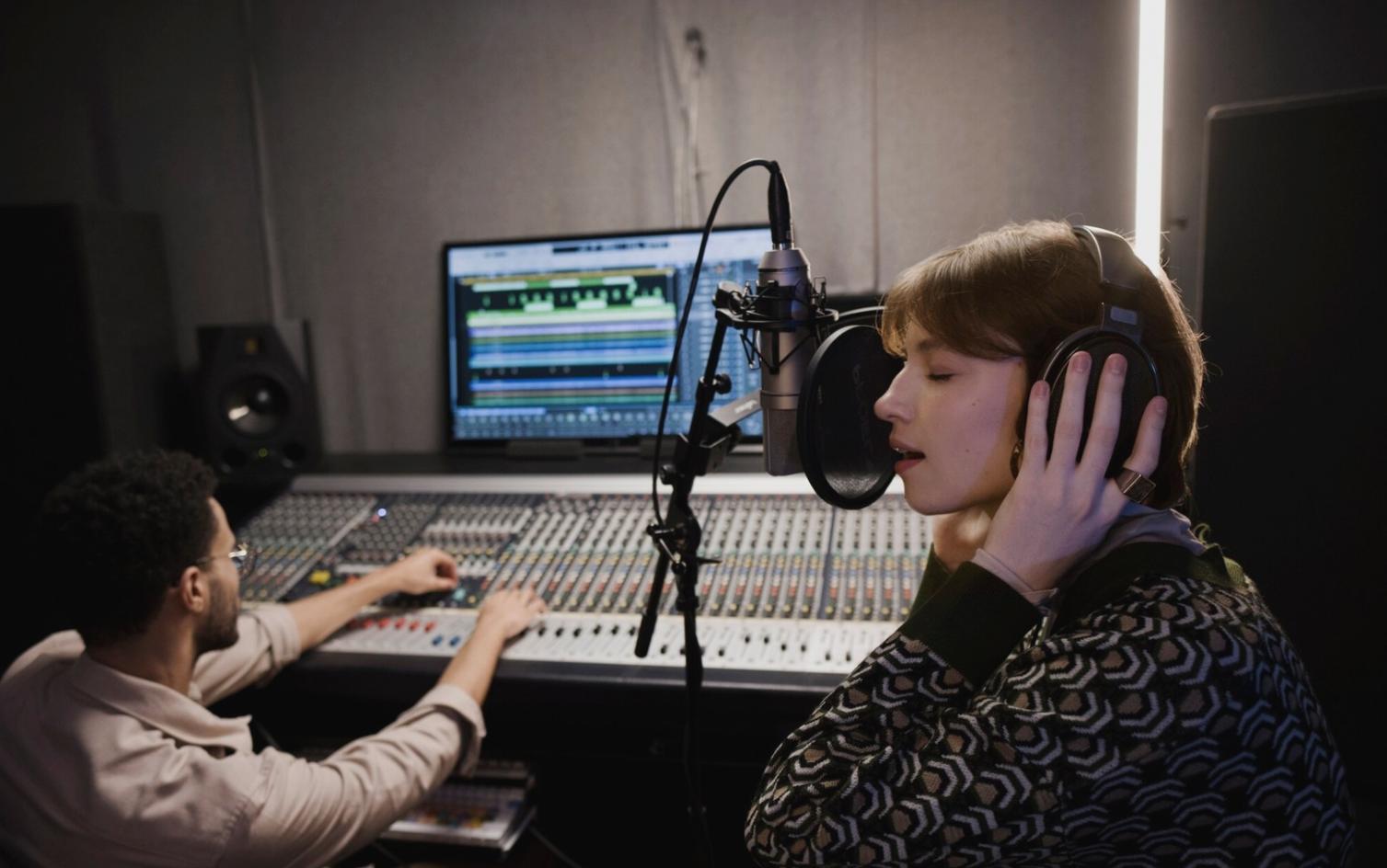 Student working through journalism headline exercises